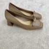 پاشنه 6 سانت وارداتی B670-2 مدل جلو مربع پاپیونی رنگ خاکی سایز 36